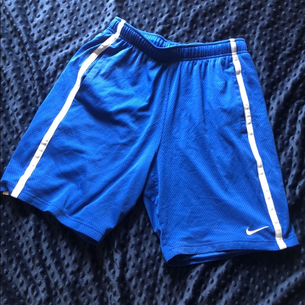 Men’s Nike mesh basketball shorts, size medium